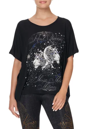 LOOSE FIT ROUND NECK TEE REAL QUEENS SHARE THEIR THRONES