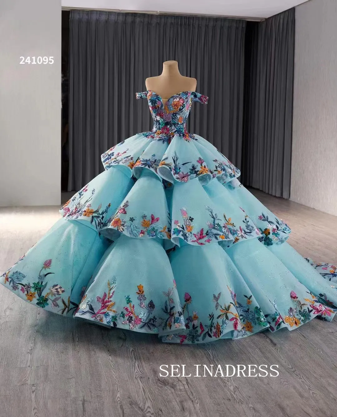 luxury Off-the-Shoulder Blue Quinceanera Dresses Embroidery Ball Gown Quinceañera Gown 241095