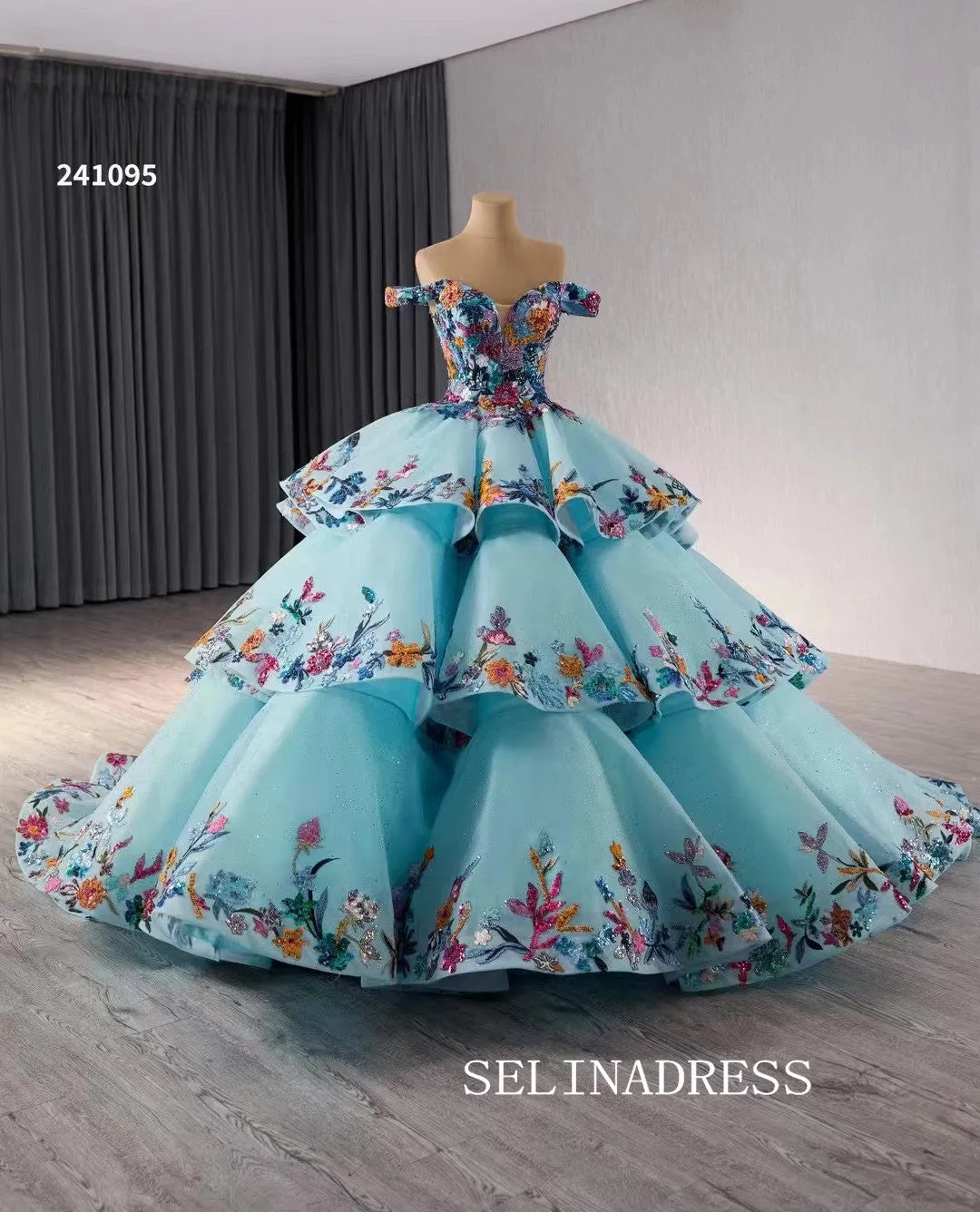 luxury Off-the-Shoulder Blue Quinceanera Dresses Embroidery Ball Gown Quinceañera Gown 241095
