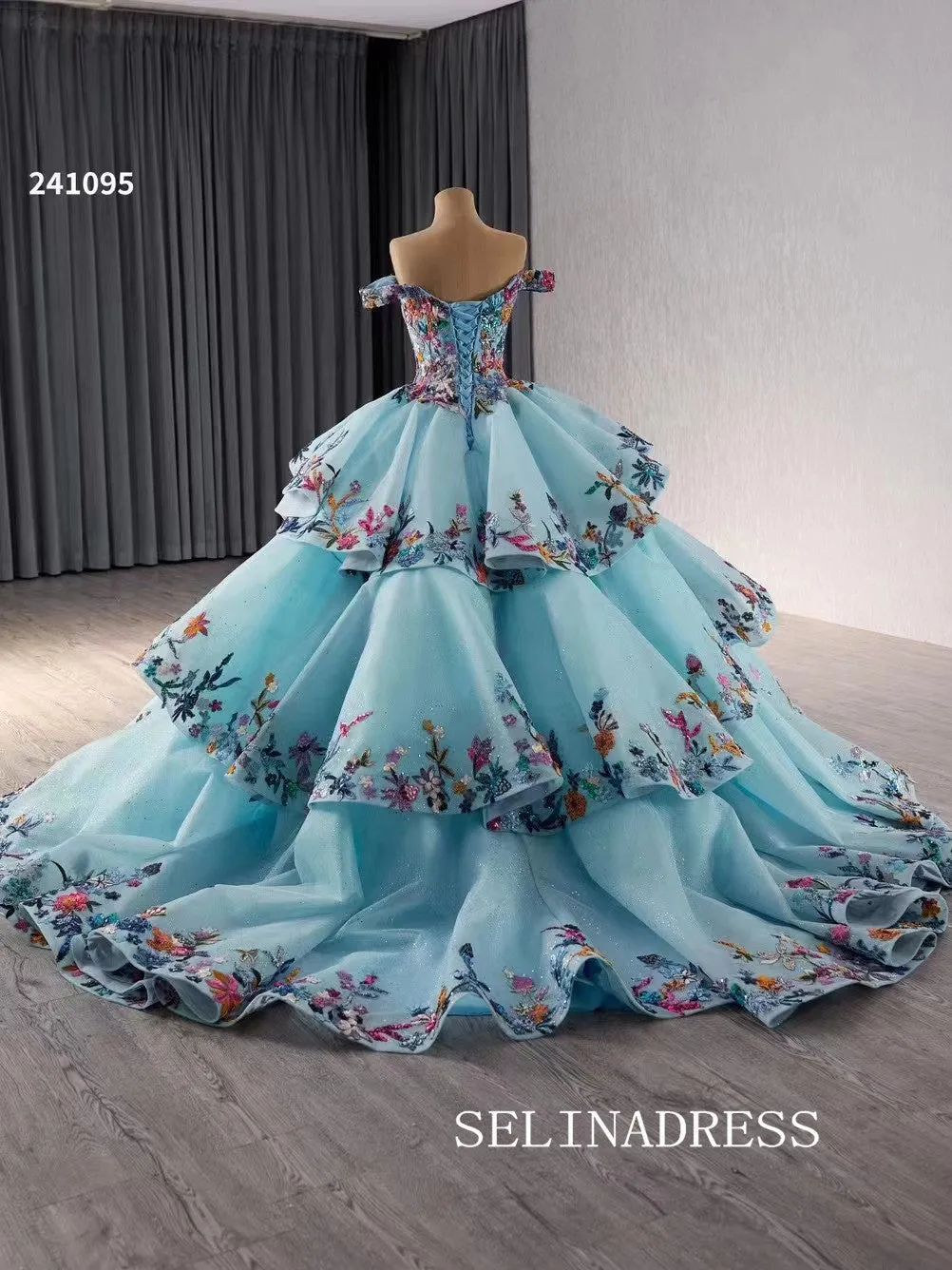 luxury Off-the-Shoulder Blue Quinceanera Dresses Embroidery Ball Gown Quinceañera Gown 241095