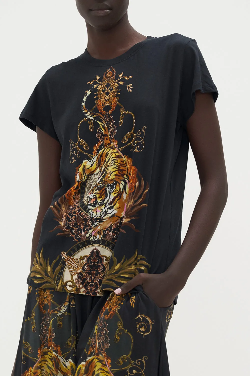 SLIM FIT ROUND NECK T-SHIRT THE QUEENS KING